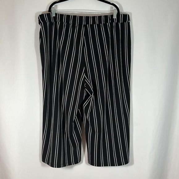 Penningtons Black & White Striped Crop Capri Pants - Picture 6 of 6